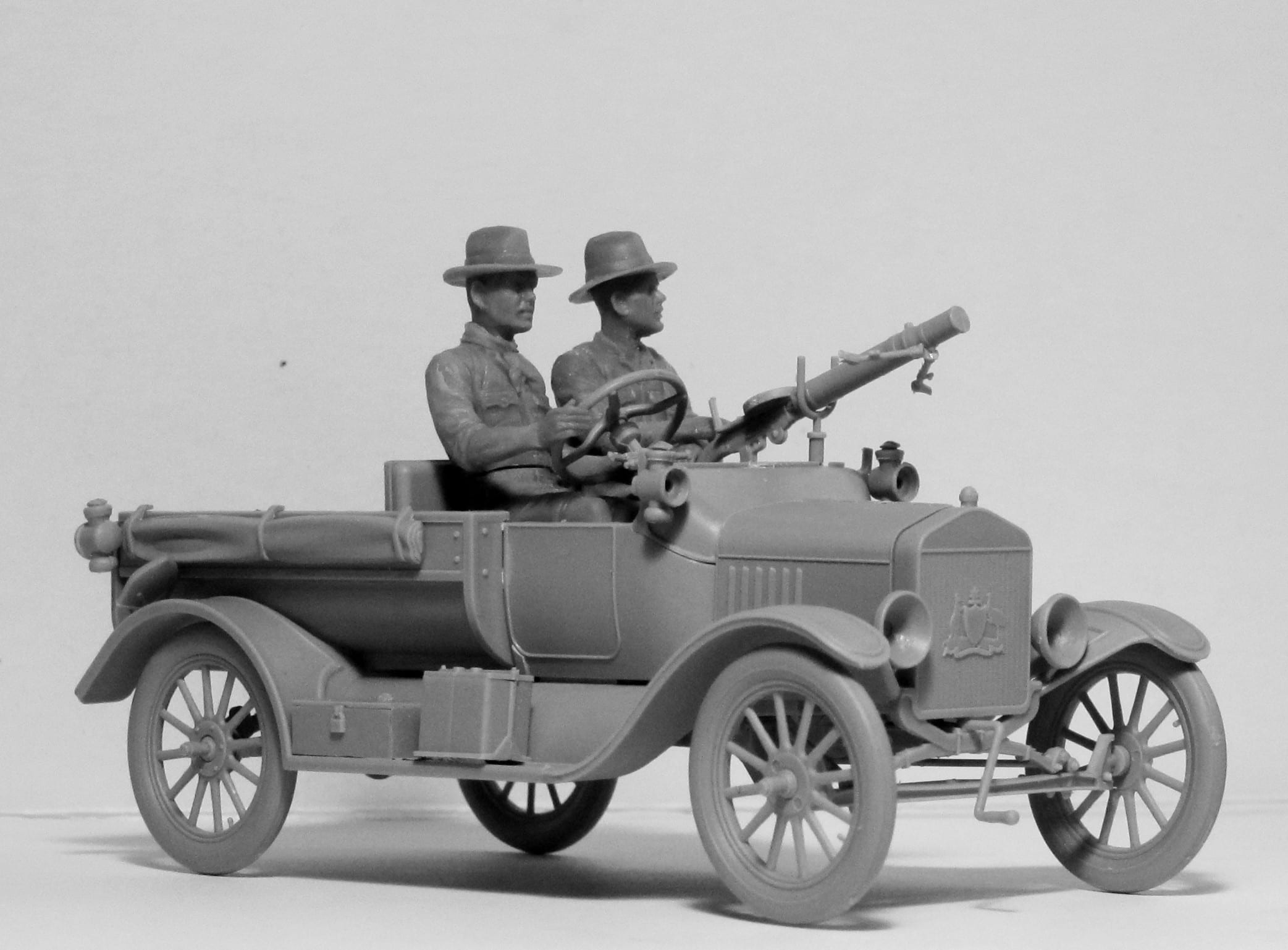 ICM 1:35th scale model kit Ford model T 1917 LCP with Anzac Crew WWI ICM35668 