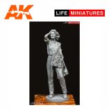 LM-32001Attagirl - WW2 British ATA Pilot 1/32