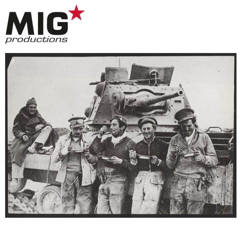 MP35-423 BRITISH TANK CREWMAN EATING NORTH AFRICA 1942