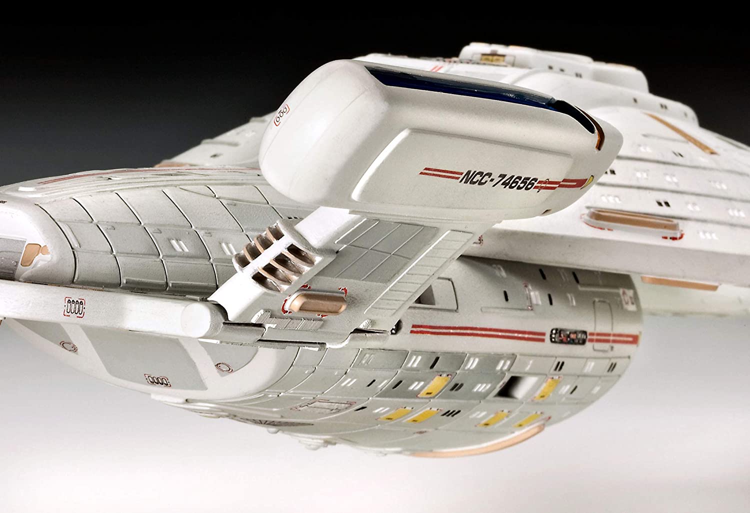 Revell 1/677 USS Voyager and diorama : r/StarTrekStarships