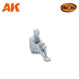 MAC35805 Arab man seated 1/35