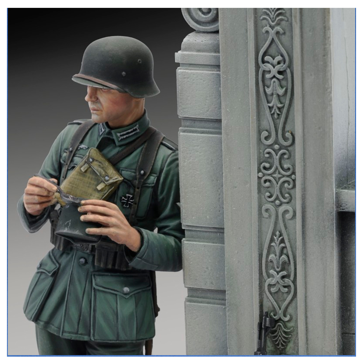 German soldier eating – WWII (75 mm)
