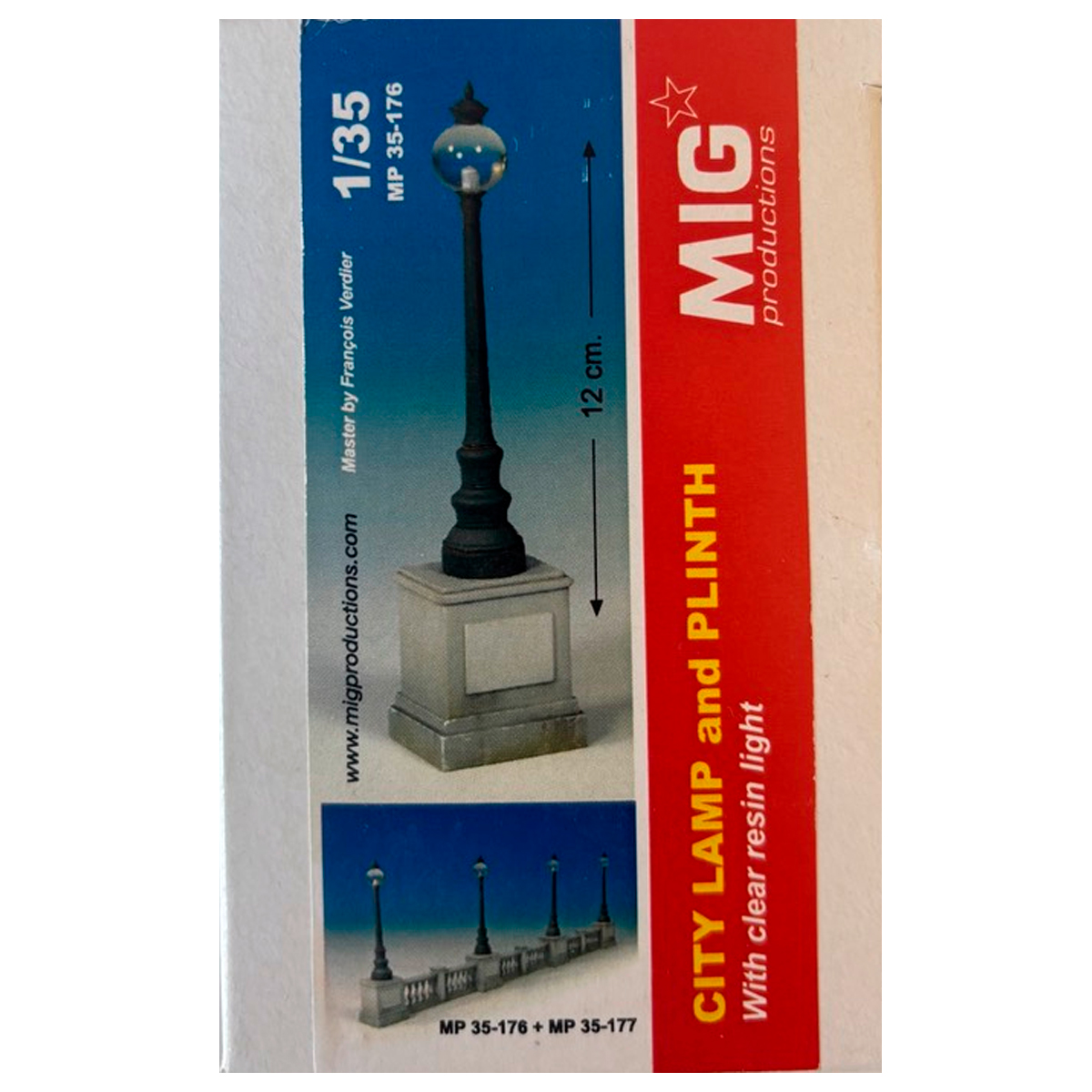 1/35 CITY LAMP AND PLINTH with clear resin light