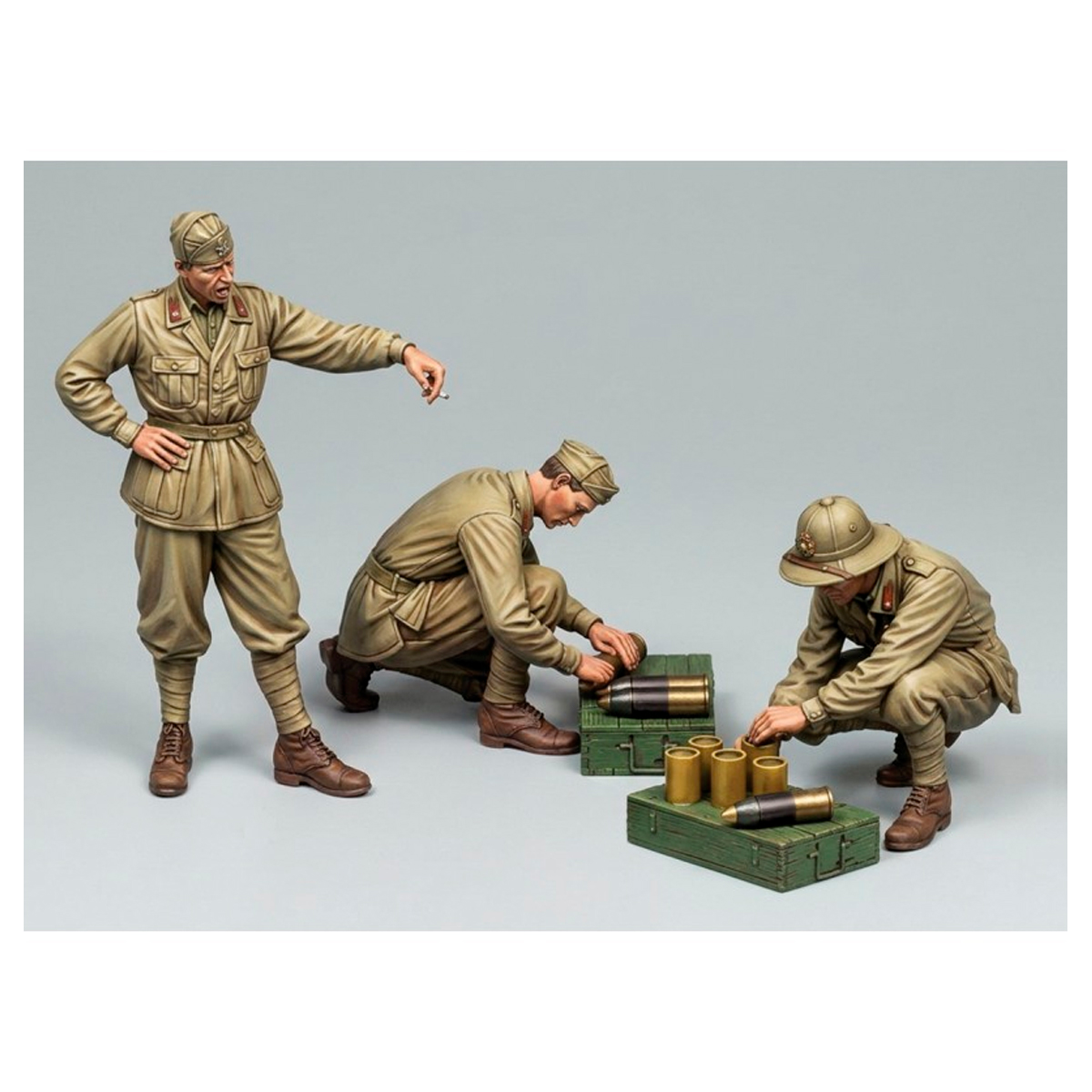Soldados italianos de la Segunda Guerra Mundial en el norte de África, cargando proyectiles de artillería 100/17 de 100 mm — 3 figuras (escala 1/35)